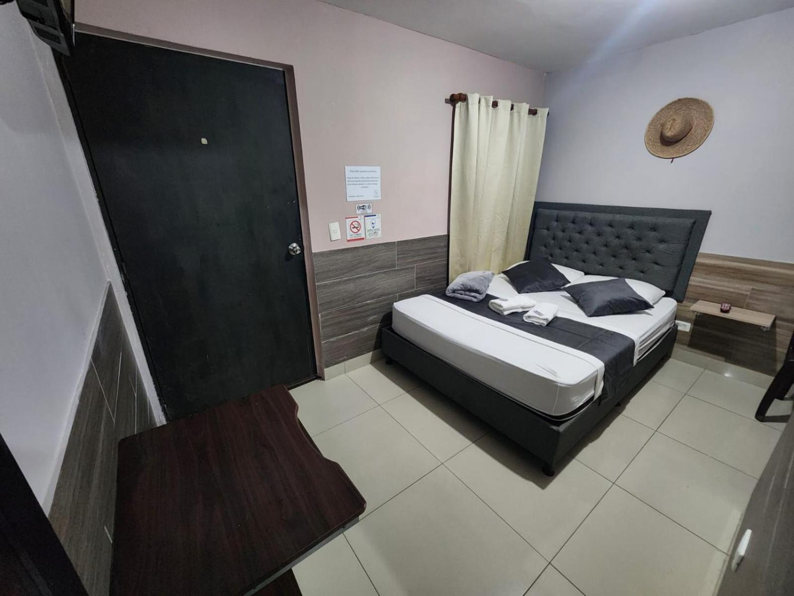 Hotel Medellin Calasanz Eksteriør bilde